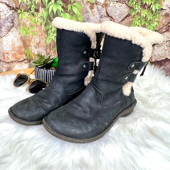 UGG Akadia Black and Cream Winter Boots with Shearling Lining, 8 - Picture 1 of 8